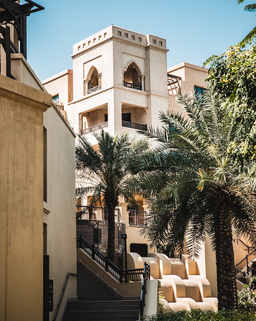 Imagem de um hotel com escadas e arvores